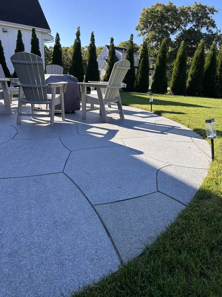Close view of stone joints and the curved patio edge